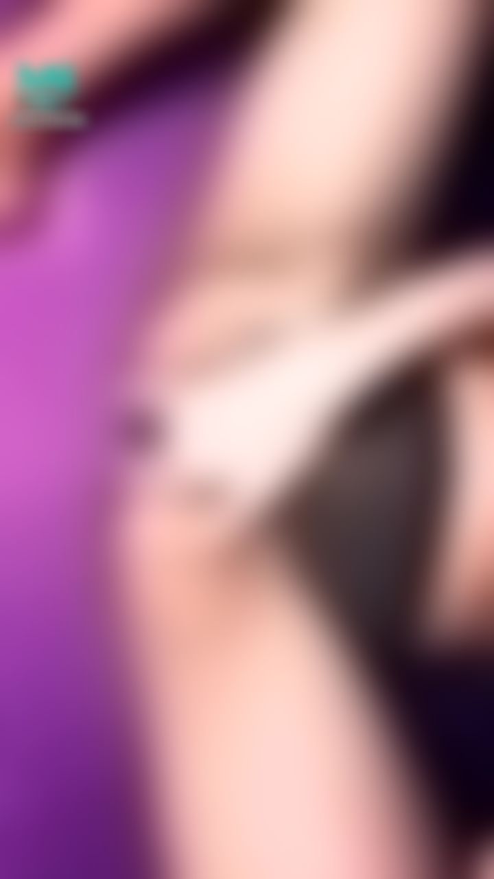 e********n : 絲襪控必解‼️
你有聽到人家的水聲嗎💦🔞
手指都濕濕黏黏的了😝😝😝