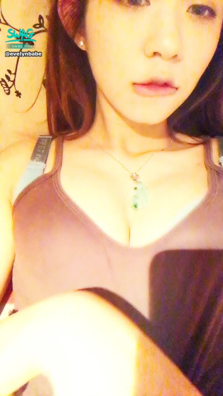  : 潔咪不知道要幹嘛.....
只能把背心拉下來了🈲️💕