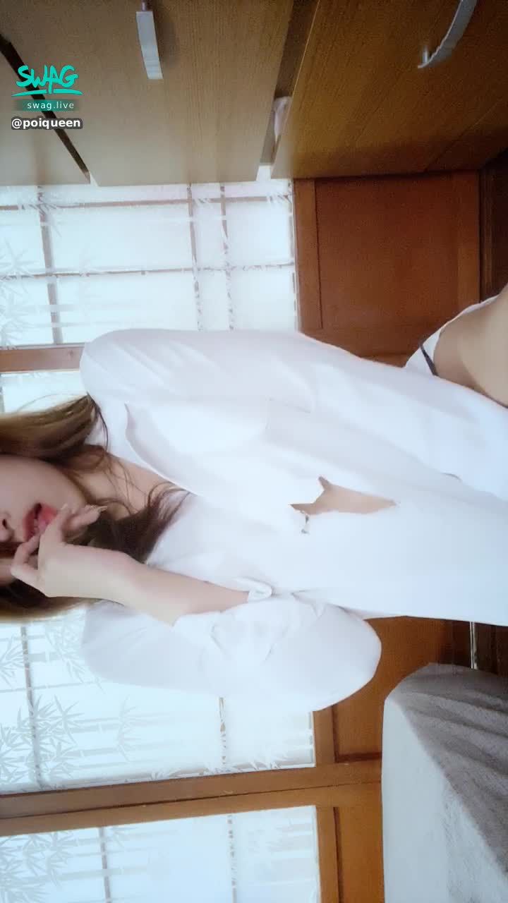 poiqueen : 💕白襯衫の逆襲💕 7 露出的乳暈 粉粉的
想被吸吮