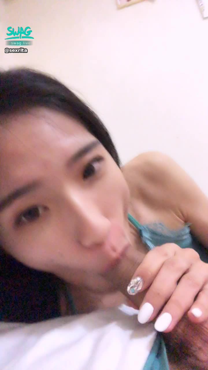 s*****a : 學長內褲都還沒脫直接用嘴含住他棒棒❤️