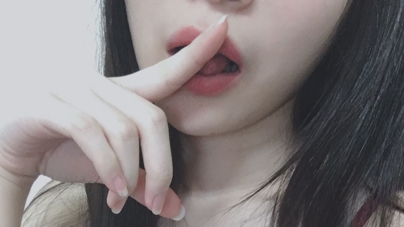  : 棒棒的汁流太多了啦～逼的人家只能舔乾淨😣