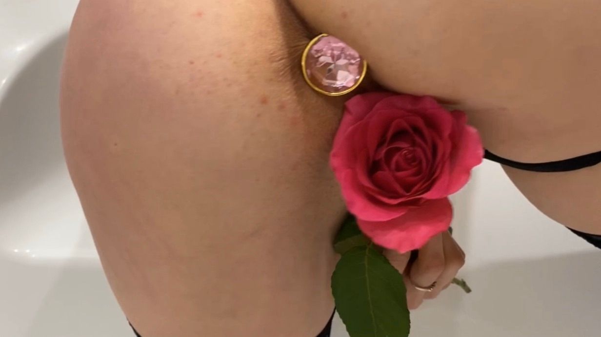 j***********l : ANAL PLUG & ROSE