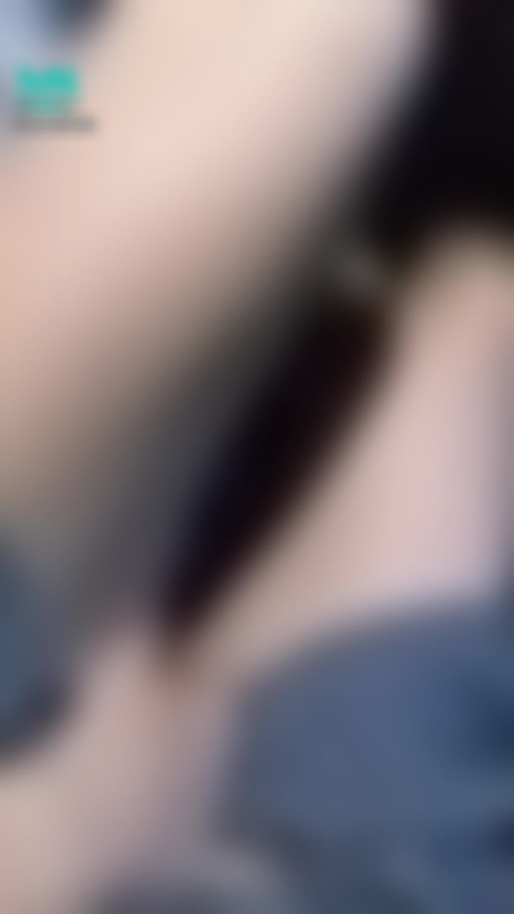  : 在主管車上🚗手手伸進短裙摸摸👋