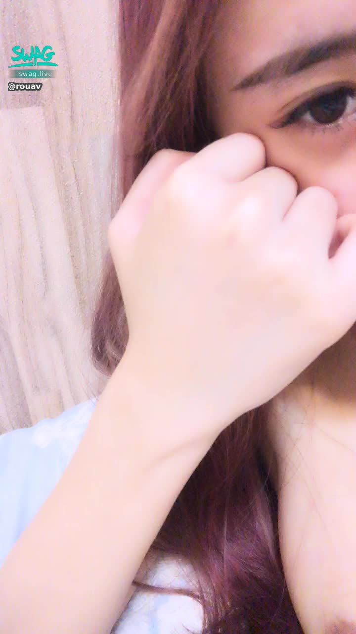 r***v : 🙈深夜福利🙈幹嘛一直盯著人家臉看，素顏裸體能誘惑到你嗎