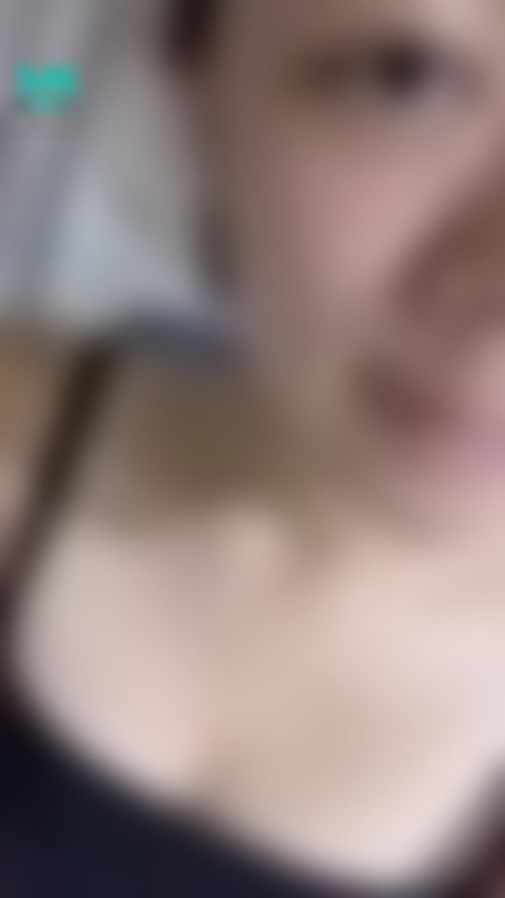  : 剛起床嘿嘿嘿嘿嘿😂😂😂細肩帶在跟你說，快來把我拉斷😈😈😈😈