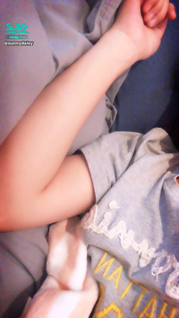  : 不要趁我賴床偷襲我唷>///<