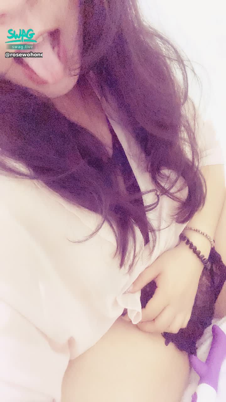r*********y : 今天直播～有看到娃娃用按摩棒舒服嗎💦💦
寶貝你呢～有沒有也舒服呢🤤🤤🤤