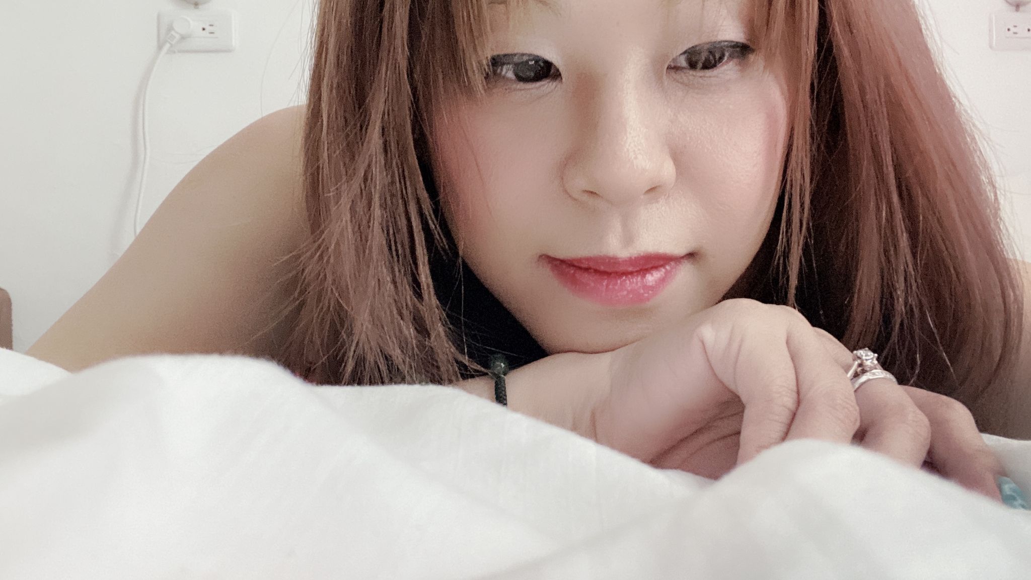 helenesexbaby : 肉便器最適合在公共廁所🚽被操幹‼️‼️看看自己在鏡子到的騷樣💦💦