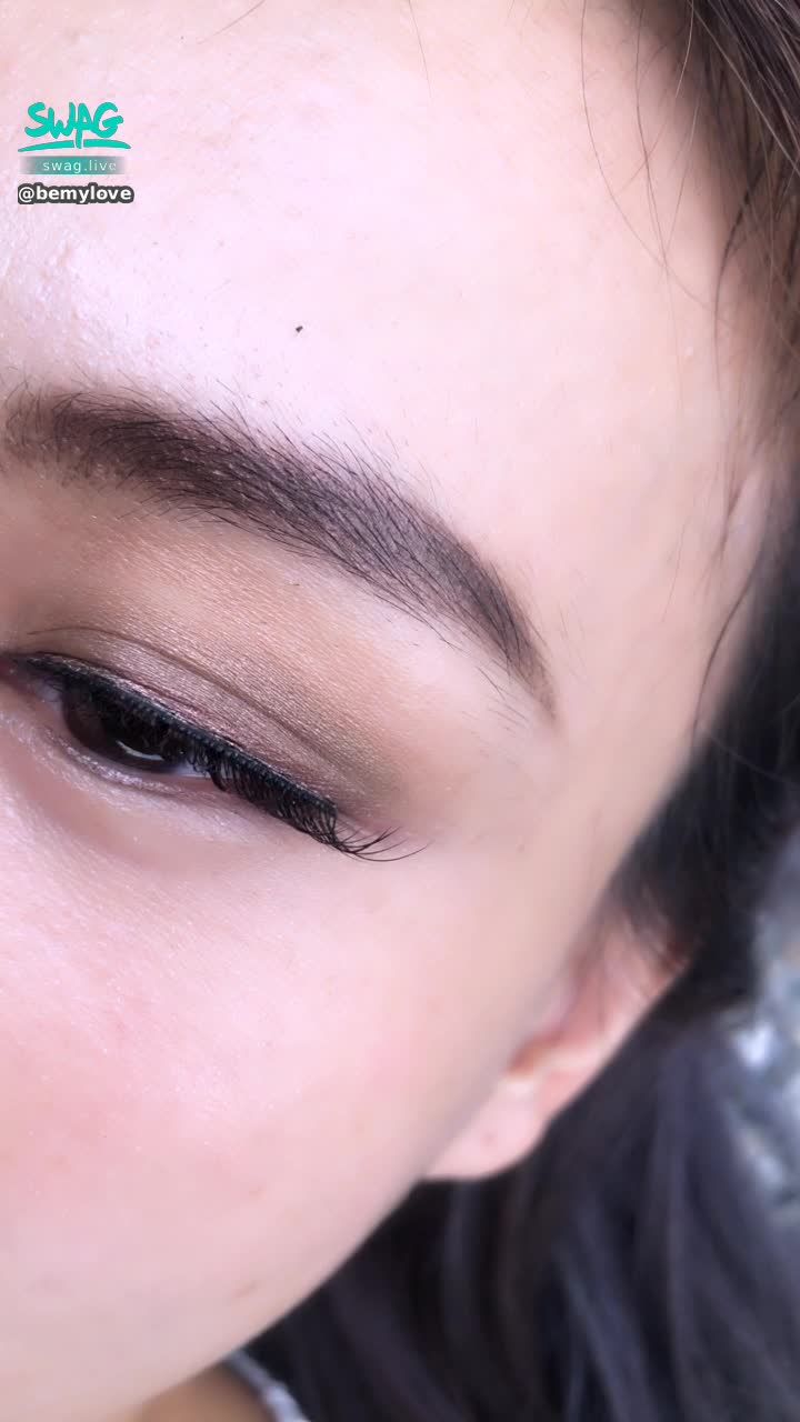  : 希望與你一起躺在這裡💕你想要嗎？📖👀我深情的眼神😳