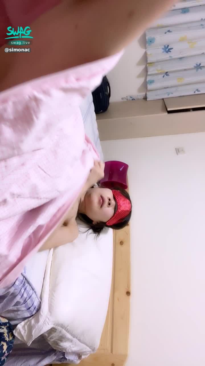  : 殘寶貝裸睡起床我想看看我剛起床露點的樣子嗎？