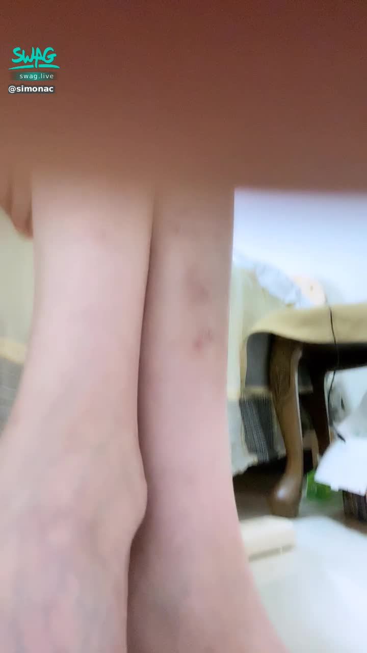  : 現出殘寶貝的長腿跟腳趾 / Showing off my long legs and toes