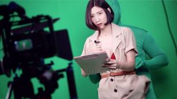 lierbaby : 編輯推薦:短髮俏麗的 SWAG 招牌女神,挑戰氣象主播甜美度破表,只是在播報途中,好像有莫名的力量在後面牽引,讓她越來越齁不住....
菜鳥氣象主播來實習囉!第一次這麼緊張...已經在家練習了好幾回,今天終於要上戰場了!💪🏻導播叫:「黎兒該妳了」。站到鏡頭前面整理好自己,導播:「5.4.3.2.1,Action」。前面介紹的很順,但不知道為什麼中途一直被掀開裙子....🤭菜鳥黎兒越播,聲音越淫蕩,臉也跟著...🤤 天啊...到後面菜鳥黎兒受不了了
#制服 #美尻 #美少女 #白虎 #口交 #中出 #角色扮演 #主播 #JSBY