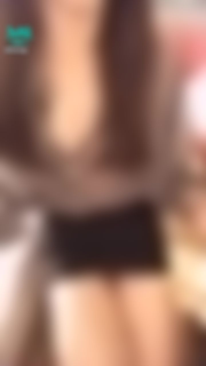  : 👩‍🏫與高中暗戀的老師再重逢💕之後我們在客廳聊了起來，老師還是像當時一樣，身材那麼好，害我看得心臟一直撲通撲通跳⋯