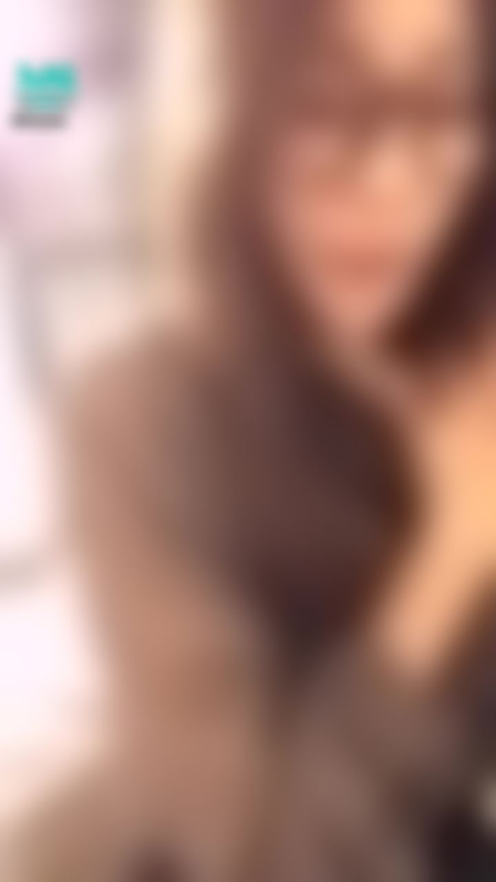  : 👩‍🏫與高中暗戀的老師再重逢💕終於忍不住...向老師說了她的習慣動作！
「但是老師，我其實....希望妳像以前一樣碰我！」