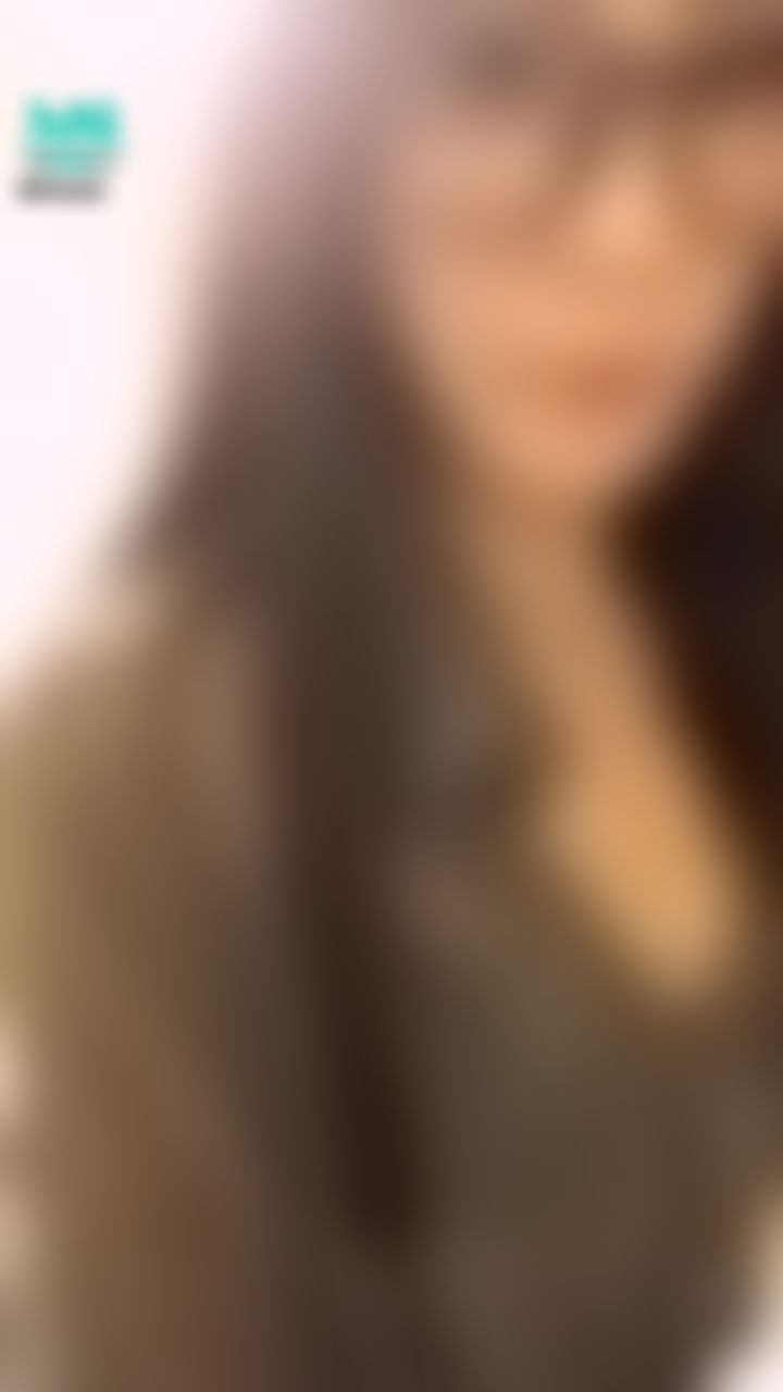  : 👩‍🏫與高中暗戀的老師再重逢💕美香老師靜默了一下，清了嗓子，開始像當年一樣的上課口吻..

邊說邊重新把她的胸部靠過來，我也意會到了...