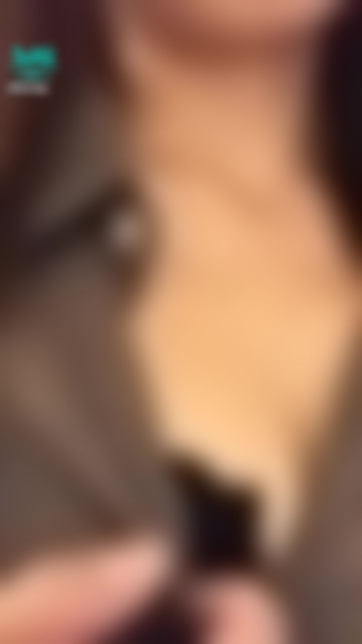  : 👩‍🏫與高中暗戀的老師再重逢💕她動也不動，我的手指緩緩伸進她的內衣，輕輕揉著突出來的那點

美香老師忍不住呻吟起來