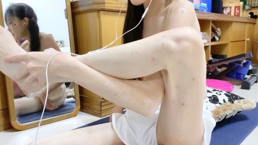  : 殘寶貝有時間都在家裡練劈腿，這樣哥哥可以床上亂凹 /Learning how to split