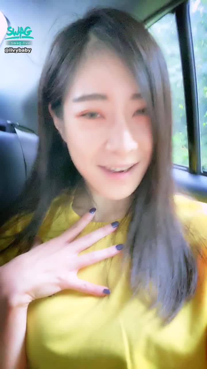 livybaby : 今天出去玩❤️
後座真的是很開心的位置，還好昨天有去看醫生🤣
我真的是一個不太會生病感冒的人，但通常只要一感冒就會很嚴重😔
最近天氣轉涼，要小心不要感冒了唷❤️