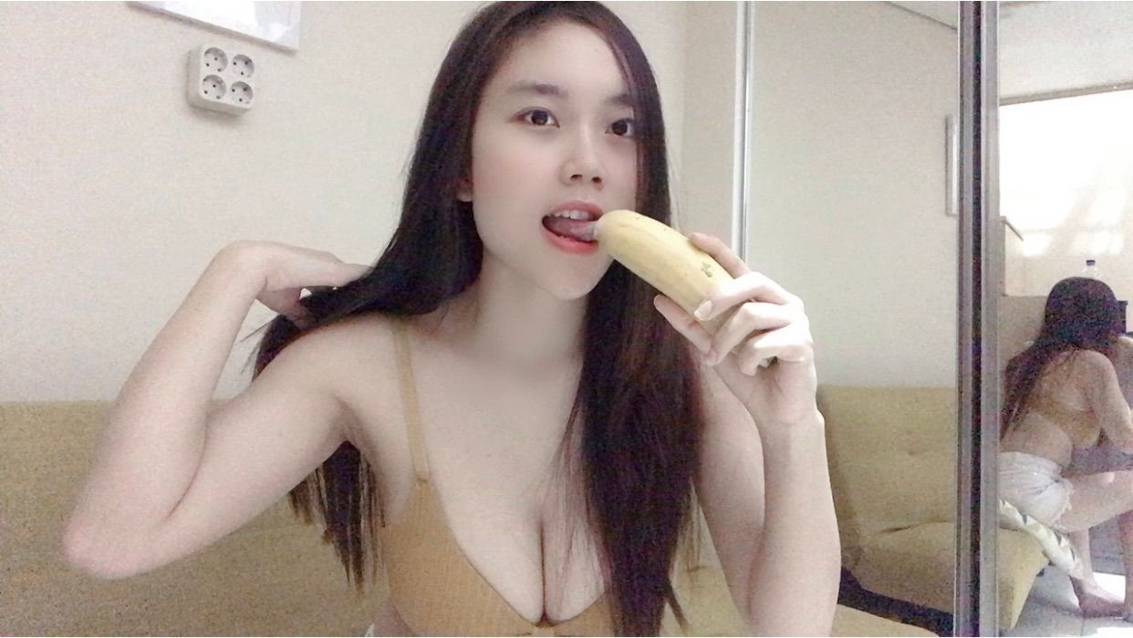  : Lick and suck banana look like your dick💦💦💦