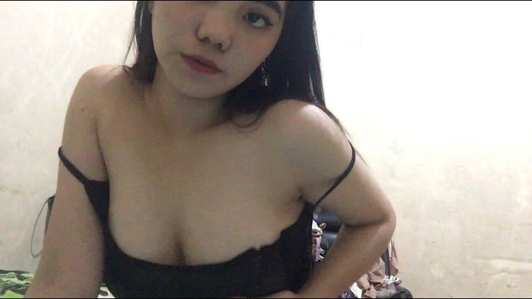 babysyii : touching my sweet boobs