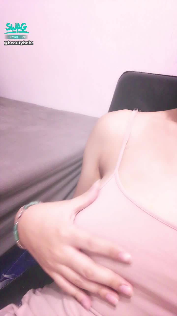 b********e : 在家就是以舒服為主❤️
穿著一條小褲褲再一件背心到處跑😛