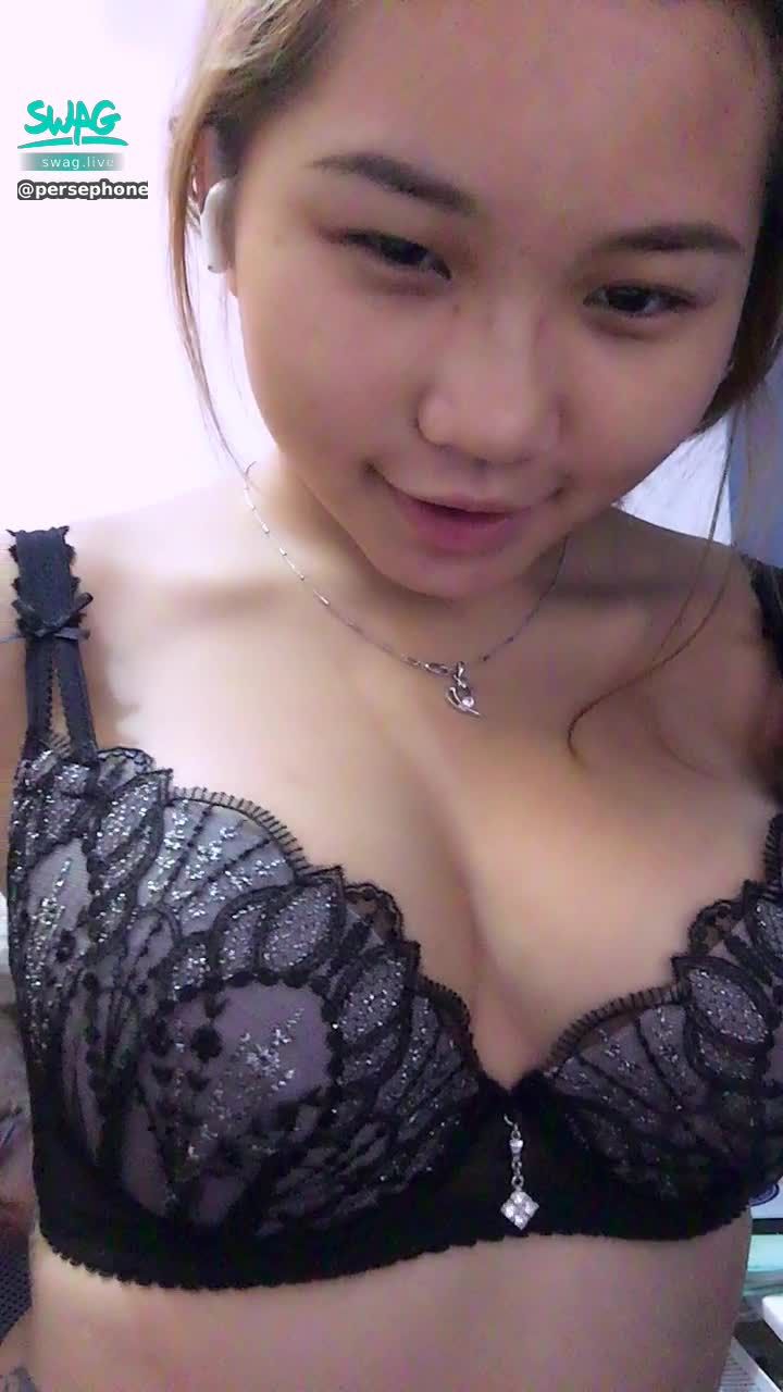 p***********e : 😈淫蕩小惡魔👿 露點舔奶 你的小淫蕩上線囉🤫