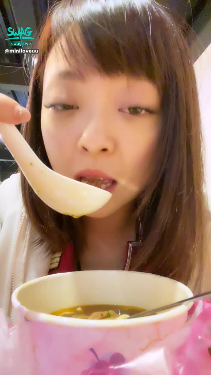  : 就是這種感覺🥰突然好想要好想要⋯
吃牛牛麵，剛剛卻做了很蠢的事⋯
我上班叫了熊貓，結果送到家裡😭
我又再點一碗到公司，重點是家裡沒人啦啦啦

警衛大哥賺到一碗牛牛麵😳
。
。
#專屬網址
https://tinyurl.com/y2y3wwhh