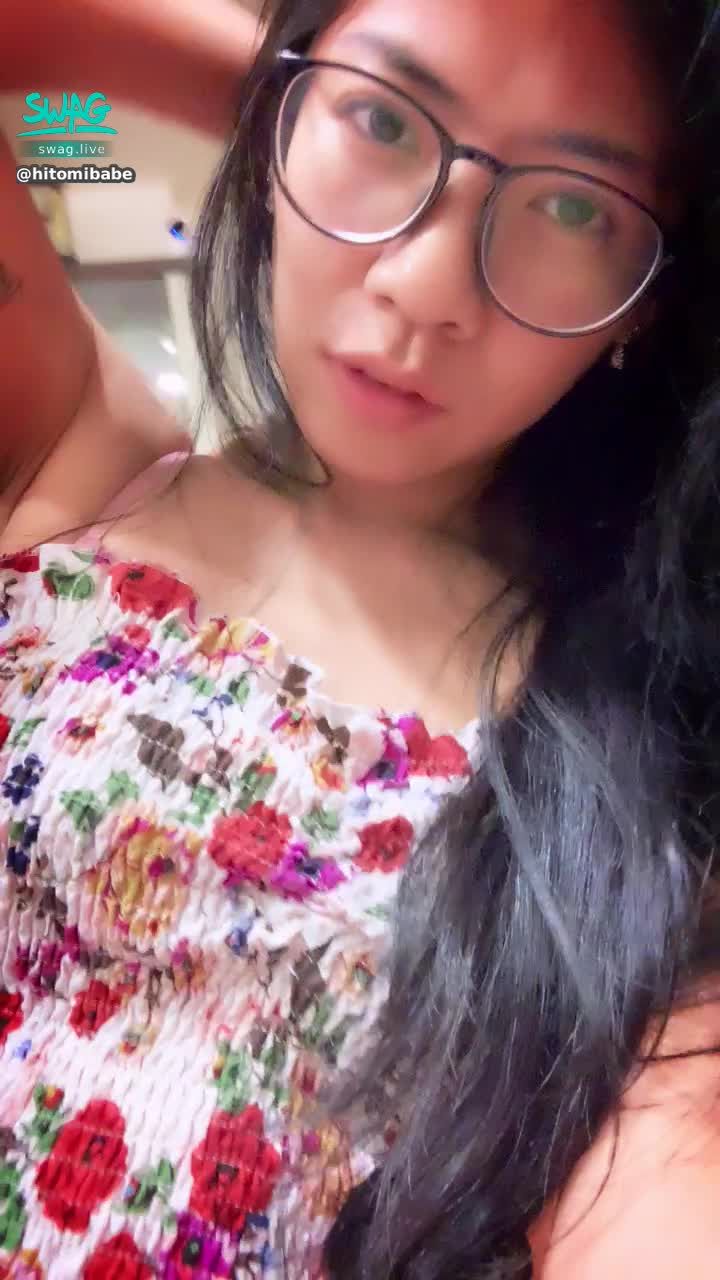 hitomibabe : 濕濕 手指伸入內褲裡面