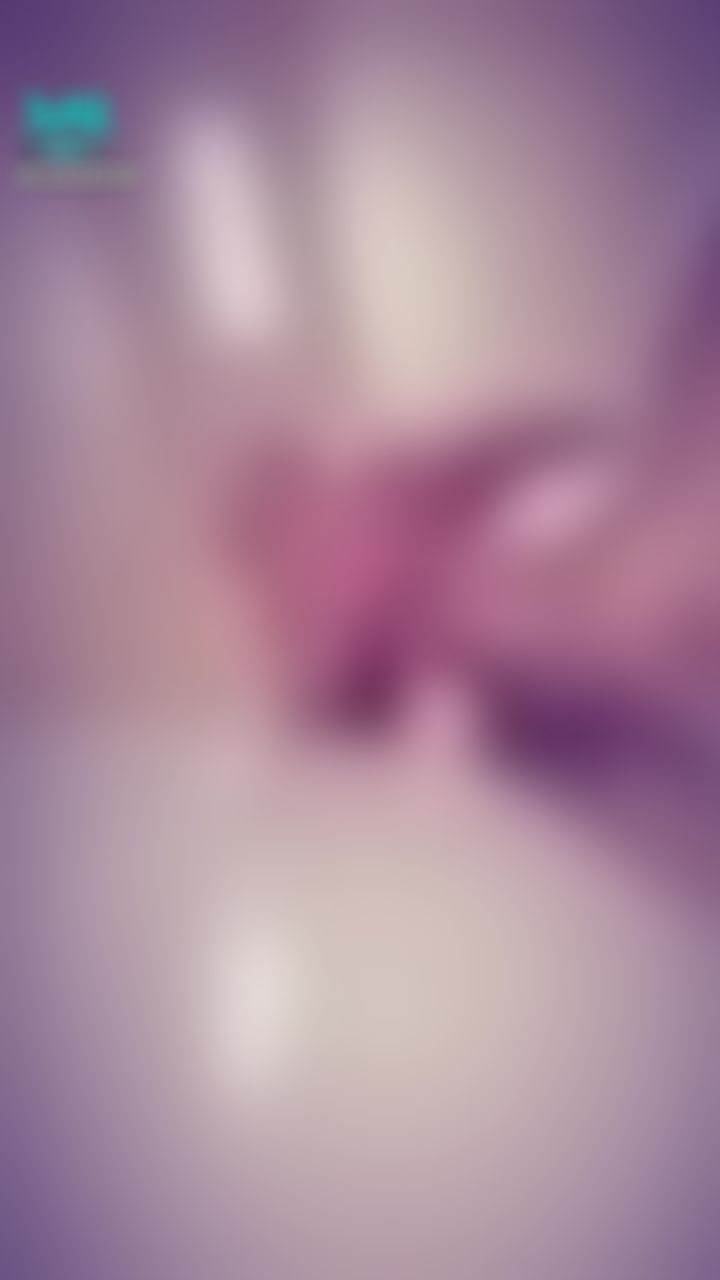  : 不小心被棒棒征服了，流的水，跟抽出來穴的空洞，都被一覽無遺💦💦💦💦