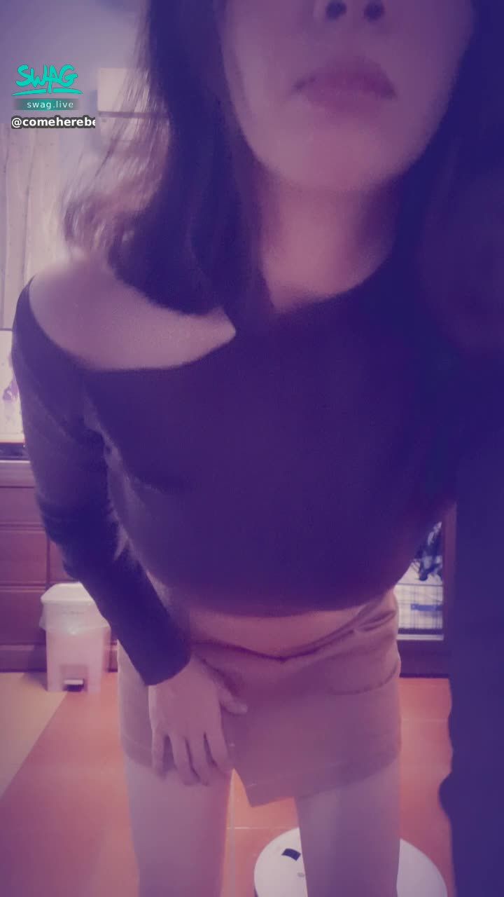  : 這兩天會冷嗎～穿這件呢？底褲要穿嗎～