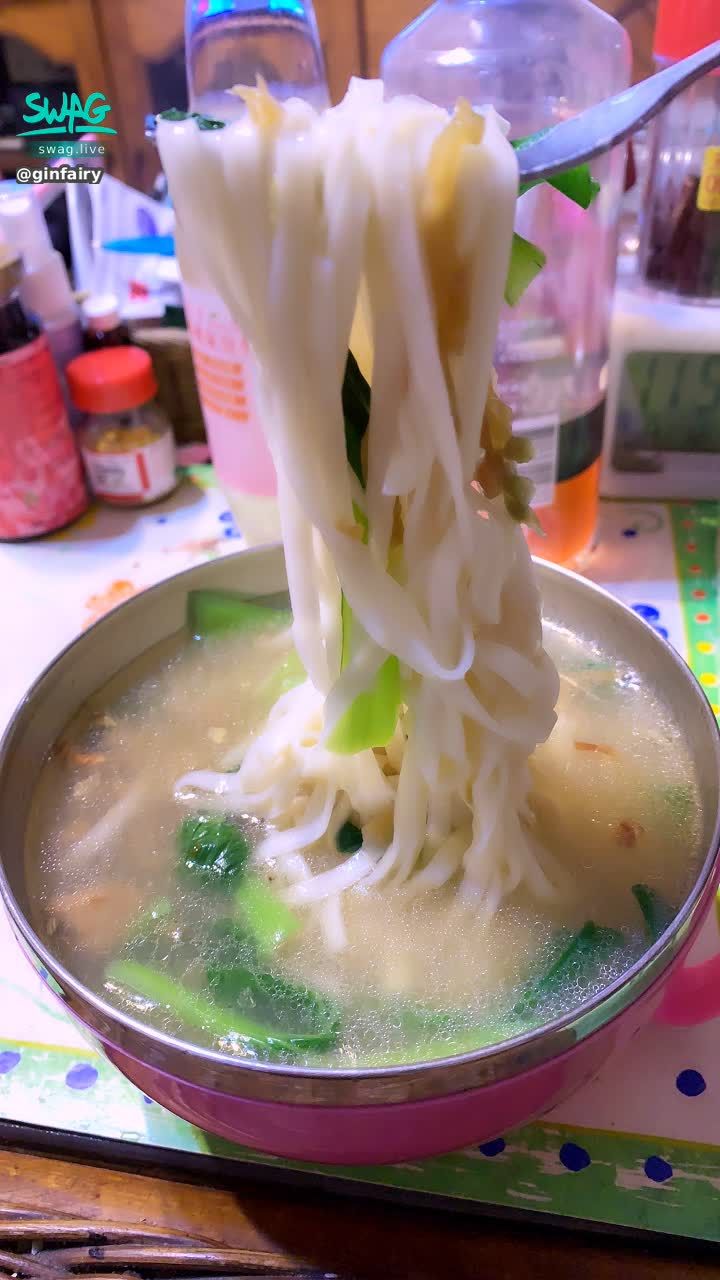 ginfairy : I'm about to die without dinner 😱 Eat this bowl of hot noodle soup 🍜 instantly satisfied ❤️❤️❤️❤️❤️