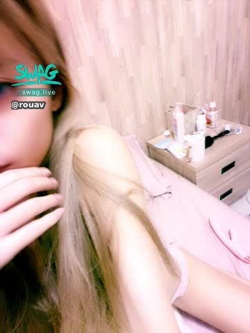 r***v : 🙈深夜福利🙈幹嘛一直盯著人家臉看，素顏裸體能誘惑到你嗎😖😖