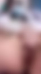 lizbaby : 直接在朋友旁自慰起來,裡面很多淫水呢