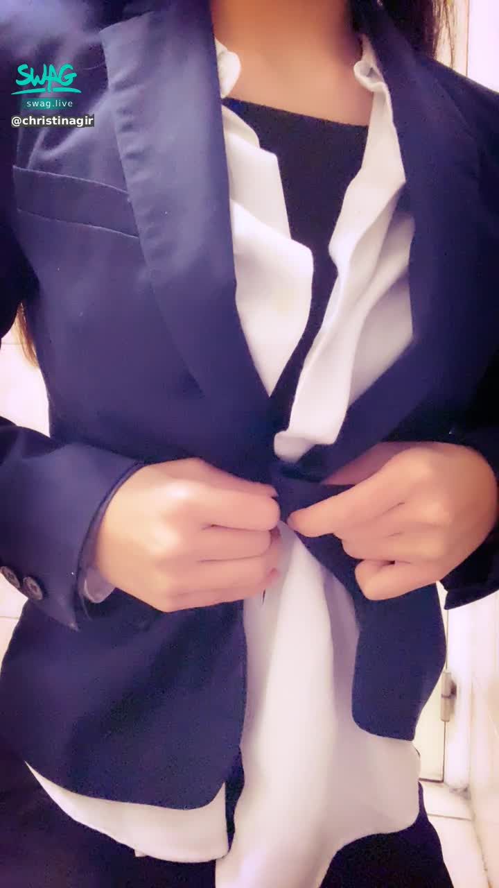  : ㊙️學校廁所偷拍㊙️🔥穿性感OL套裝太緊了🔥偷偷來喬一下⋯幸好剛剛已經把扣子解開速度比較快😎😎