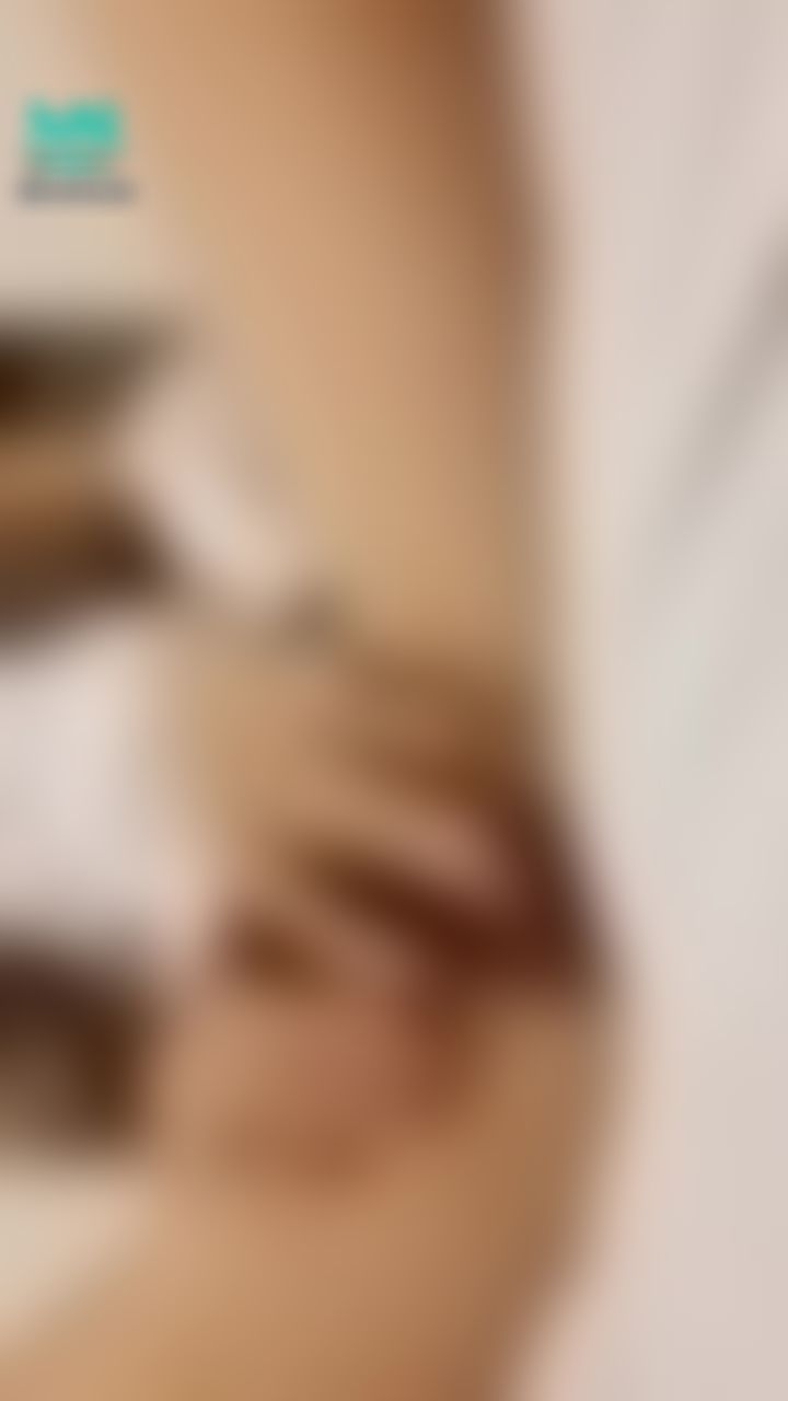 l*******n : *可愛小女僕karen自慰系列*
因為主人不讓我滿足😤
只好自己搓揉豆豆
快速摩擦🥵🥵🥵