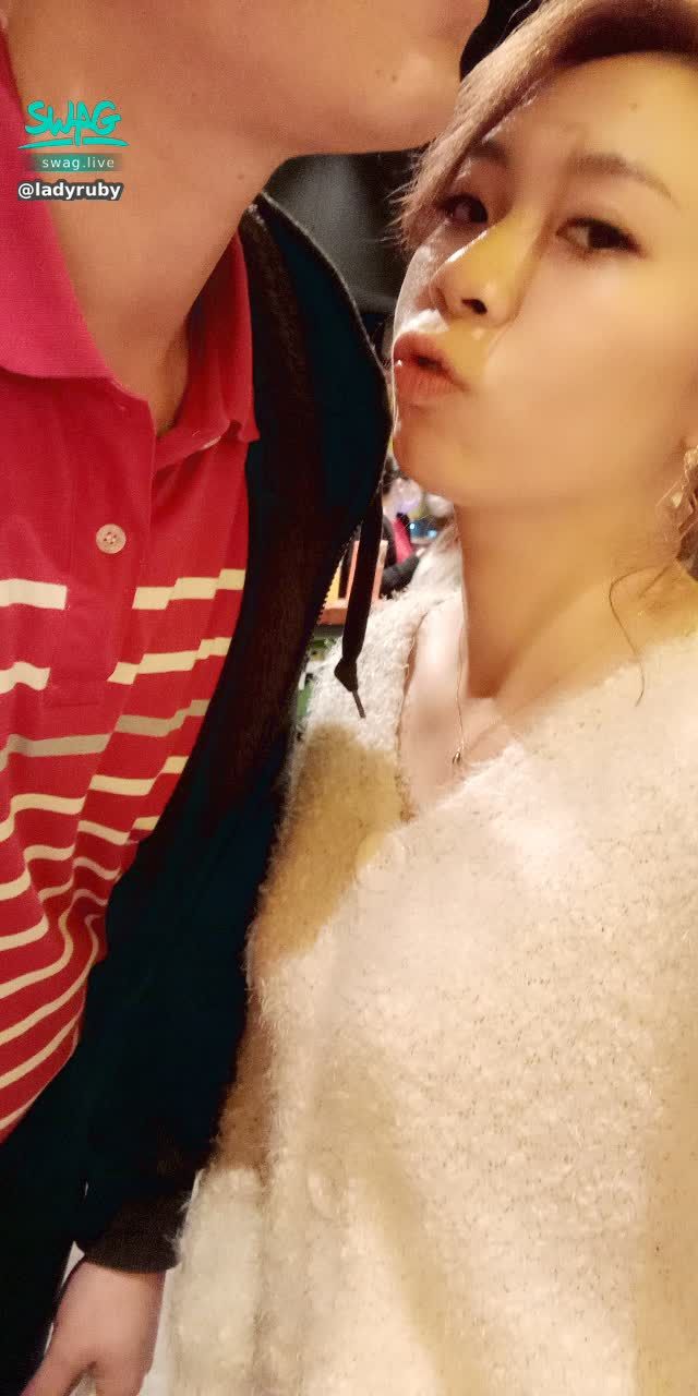  : 粉絲哥哥吃飯❤好幸福😘
想跟ruby泡湯吃飯嗎？有約會活動阿，就在首頁約會裡面有說明，而且只要有參加抽籤，可以兌換隱藏片喔~陪陪我嘛...