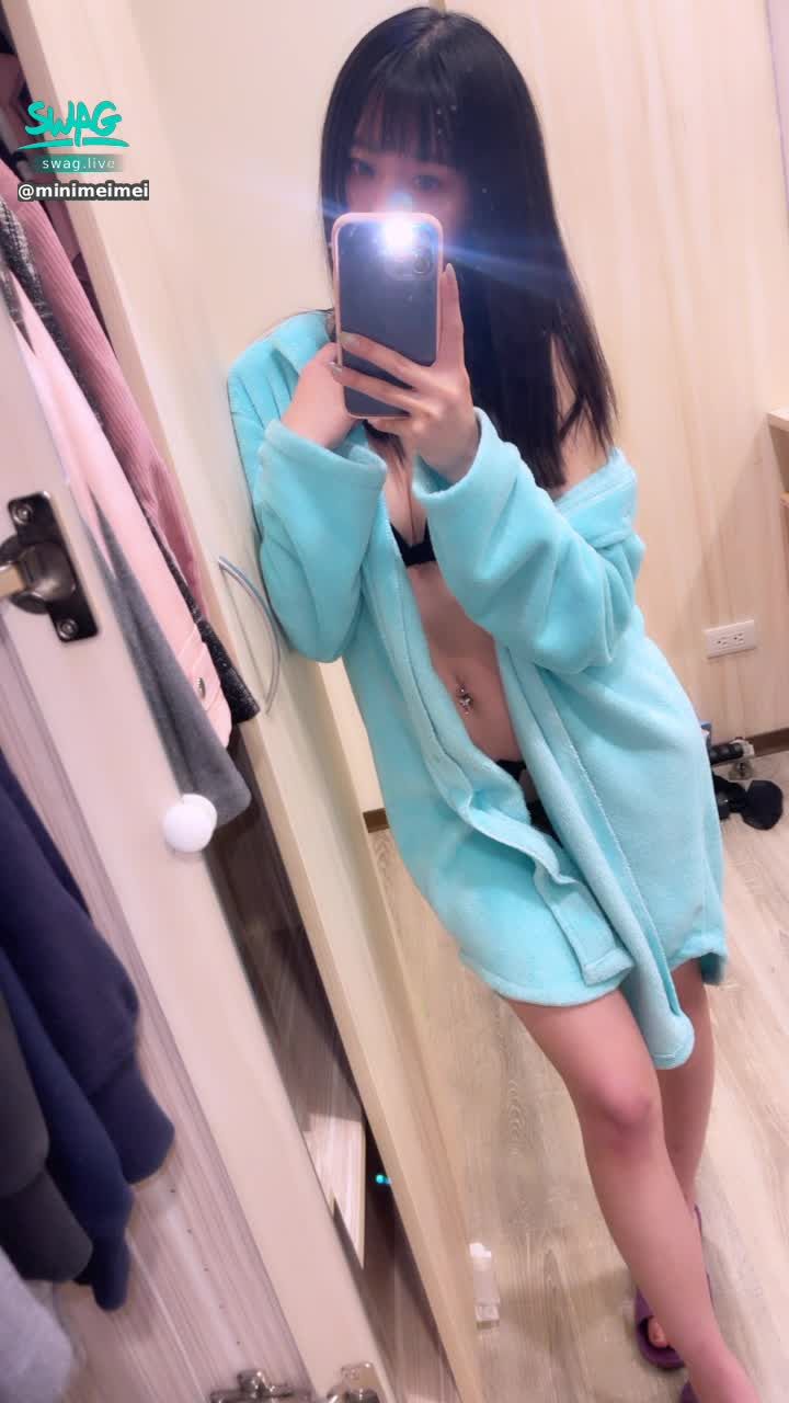 m********i : 穿這樣在家裡走來走去會太過分嗎🙊
雙子座の咩咩就很自戀😳
給自己看自己爽💋