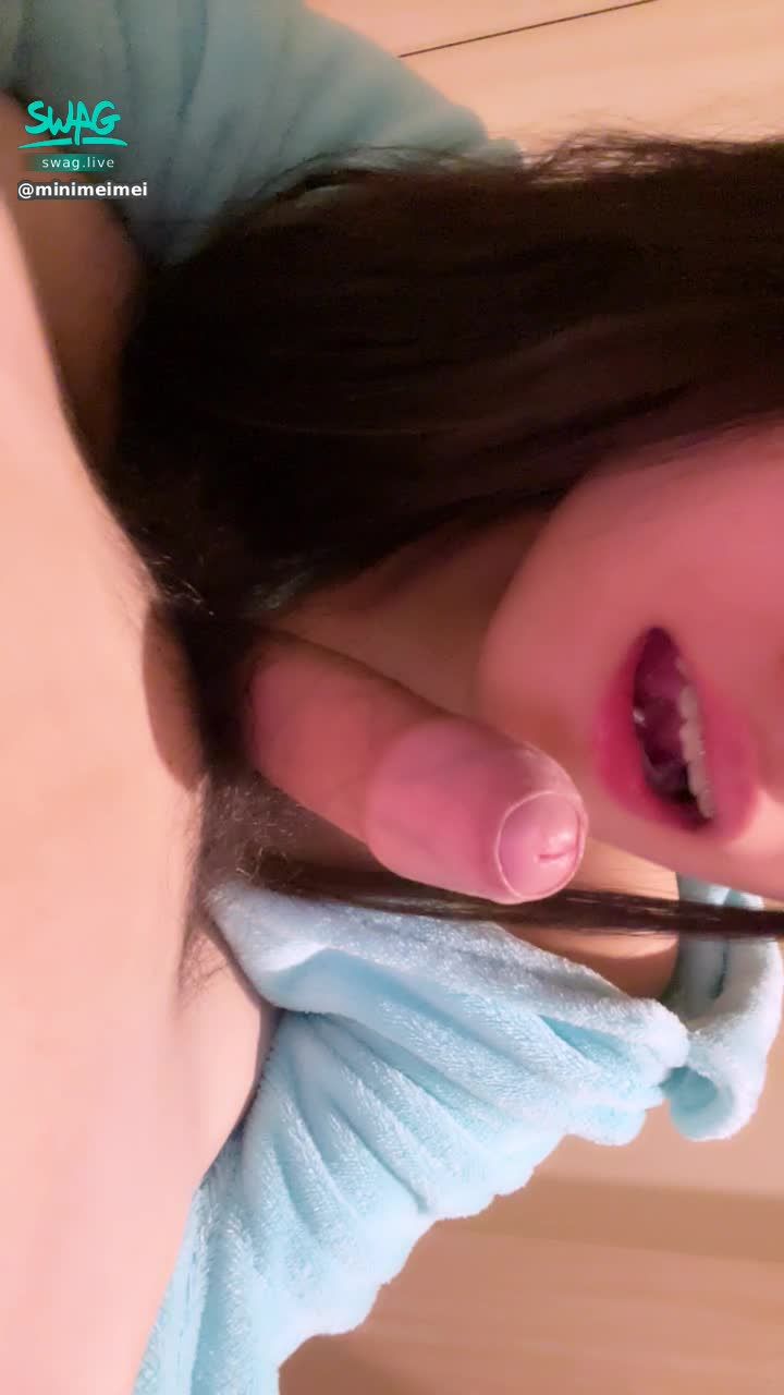 m********i : 剛洗完捧澎還沒穿衣胡
就急者先吃棒棒🤪