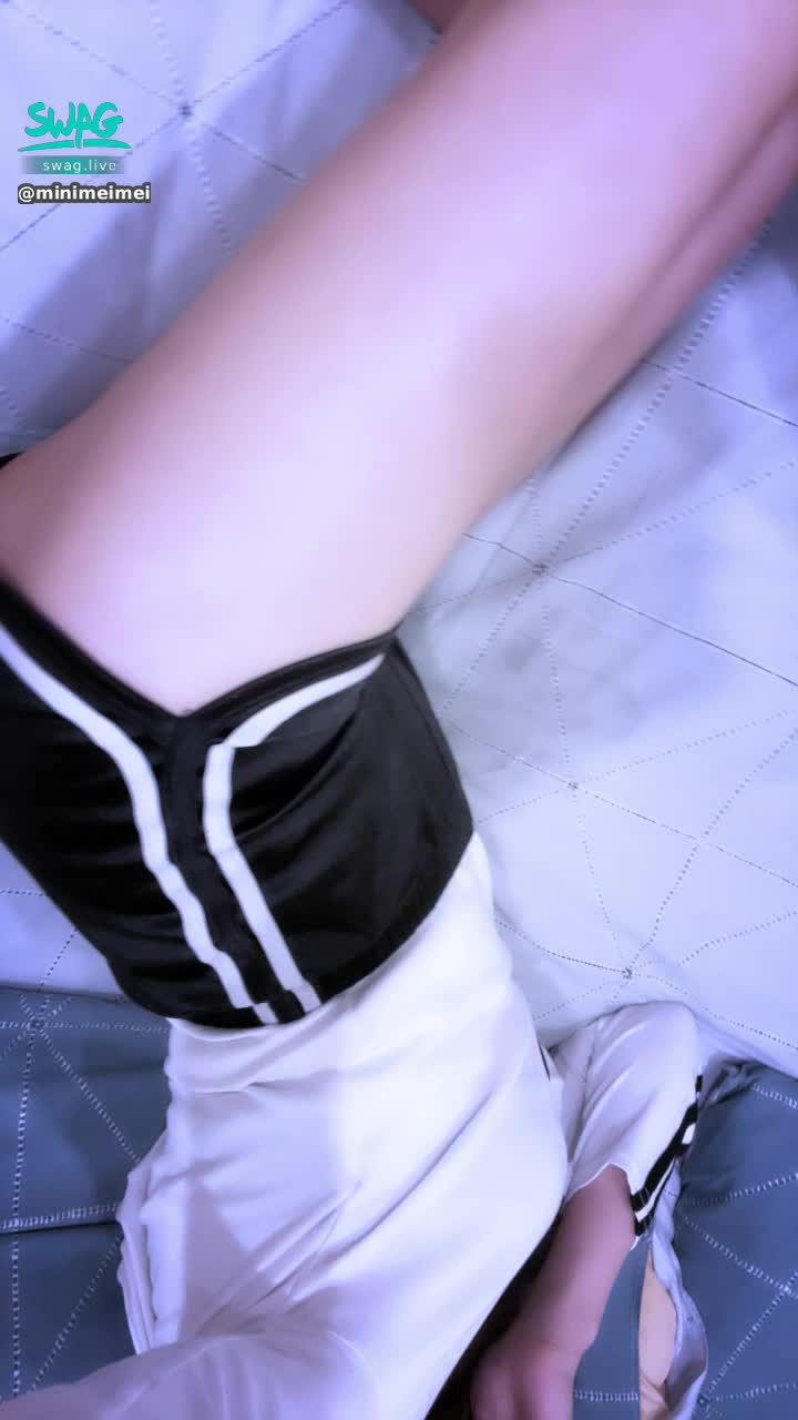 m********i : 忙碌の星期二👣
躺在床上發騷の咩咩
可以治癒你今天的辛勞嗎🥺