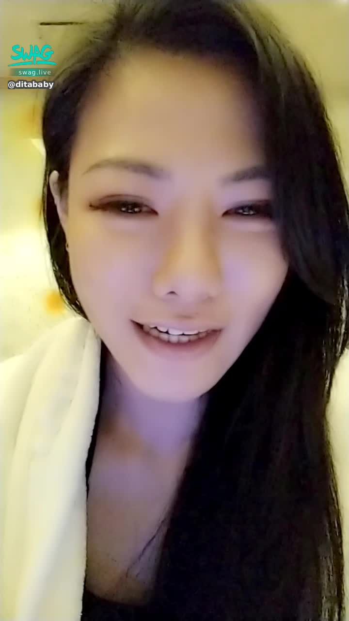  : 休息中，吃貨上場。😁😝