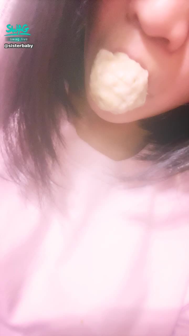  : 😍猜猜我在吃什麼😘😘