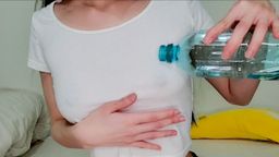mollyflower : 今天天氣有點熱…倒點水在衣服上好了……
哎呀沒有想到那麼透明…這樣會勾起人家的慾火欸……