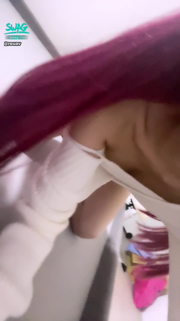 r***v : 🔥天冷妹妹需要溫暖🔥這麼美的奶頭不來舔舔它們嗎🌸每天都這麼騷當你的小玩具，哥哥會記得來幹幹我嗎