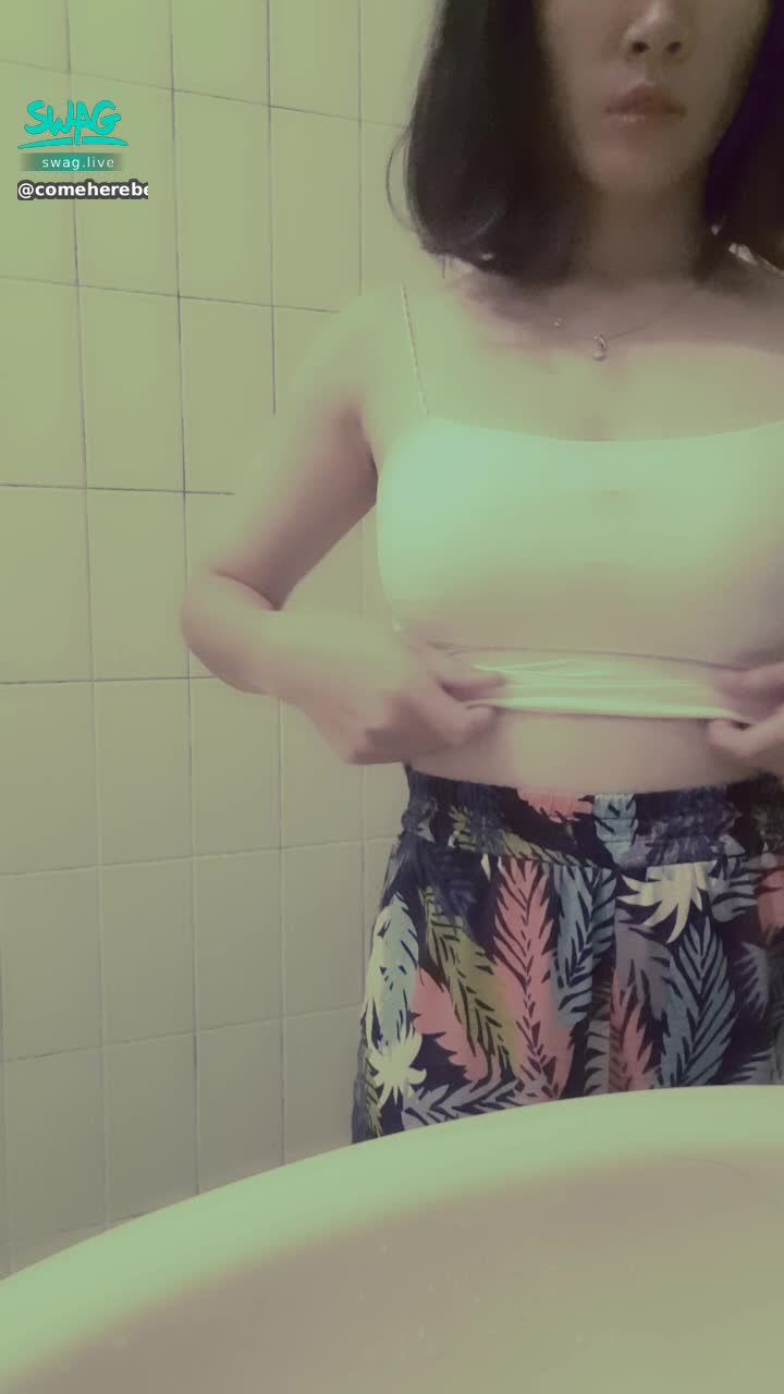  : 洗澡前的脫衣綁馬尾……