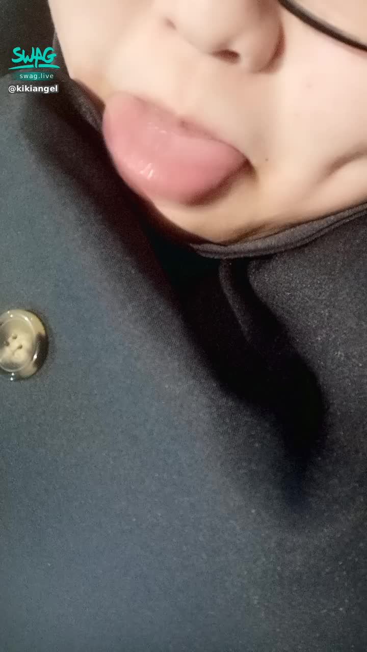  : 👅 uvula temptation 👅 Brother put the big cock in front of Yu'er...
The little tongue will definitely serve you obediently~
I really want to be filled with cum 👄