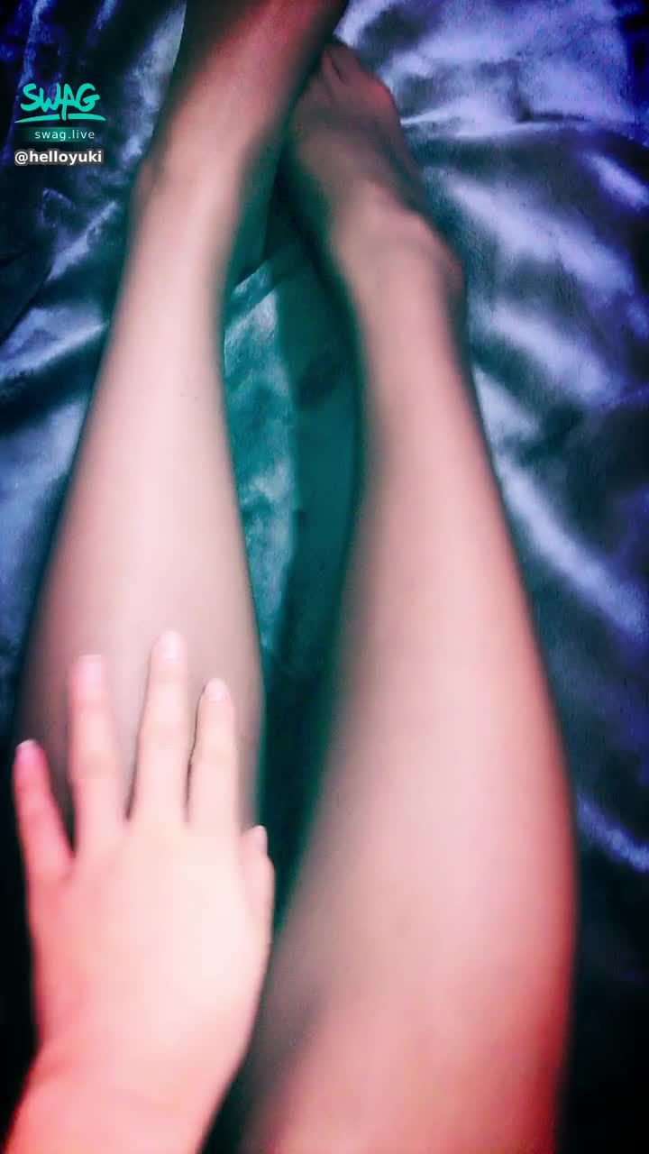  : 想像是你的手...隔著絲襪摸人家的腿💦