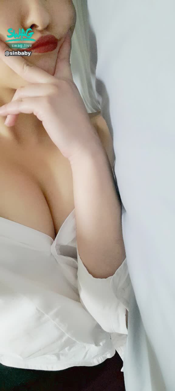  : 二月剛剛又舒服一次了
哥哥想看二月OL自慰嗎～
等等二月洗完澡上傳長片 🥰