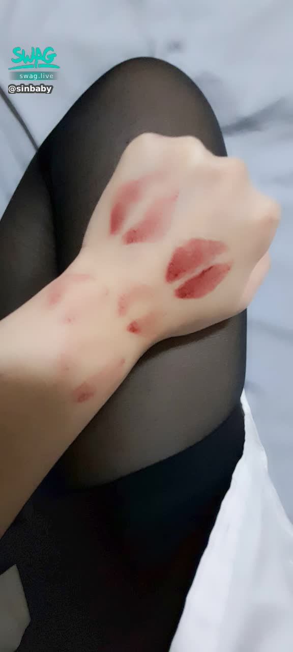  : 話說 哥哥想被二月親親嗎💋
在哥哥身上種草莓 😘
還是哥哥想在二月身上留下痕跡 🙈