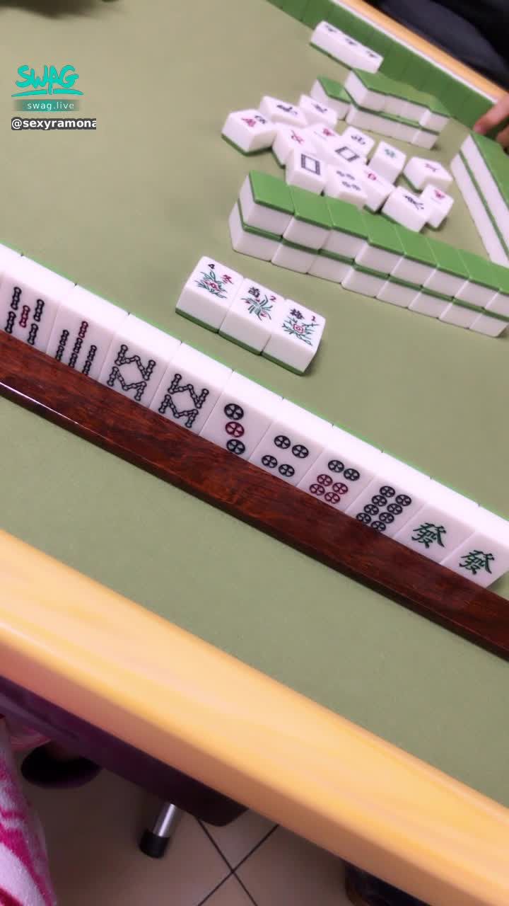  : 希望哥哥能手把手教雷夢娜打牌
一直放槍🥺🥺🥺
慘輸耶…


哥哥～
發個紅包🧧🧧🧧好嘛～～