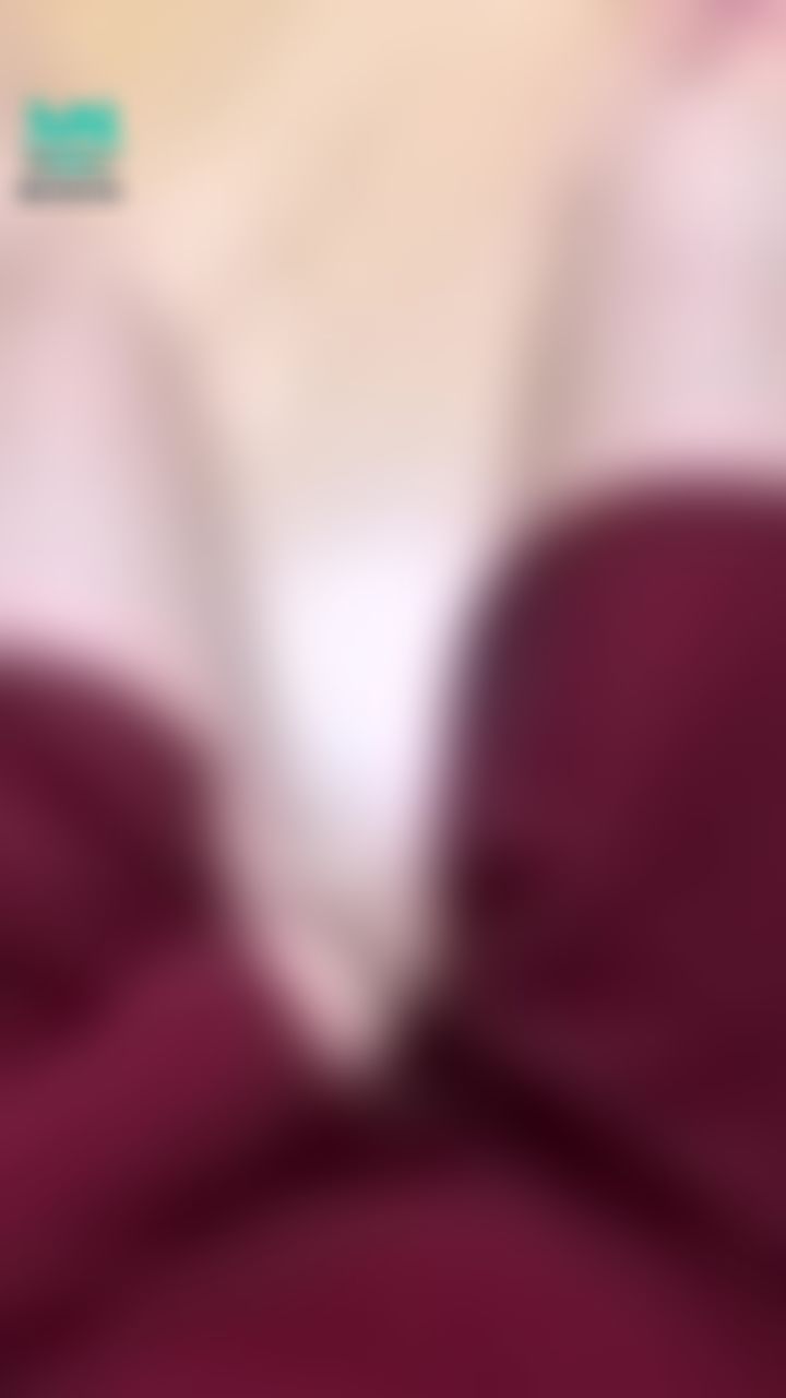  : 在拉裙子的時候有點害羞😳😳😳感覺快碰到敏感地帶了